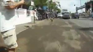 Обезьяна катается на мотоцикле!