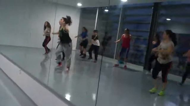 Zumba- Marta Raio we don t speak americano смотреть онлайн
