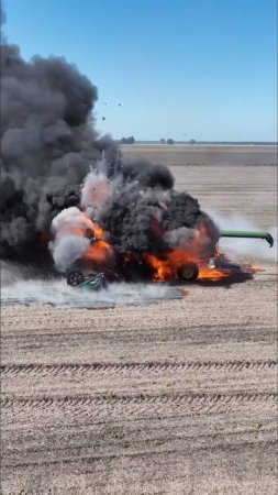 Возгорание  John Deere S780 в поле