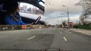 Вождение на автомате в городе. Ученица с автоинструктором. Учимся водить