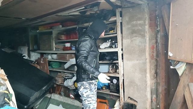 Что прятали в гараже 7 лет? Склад забытых вещей: диваны, палатка и советская техника