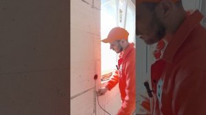 заводим провода в подрозетник правильно.