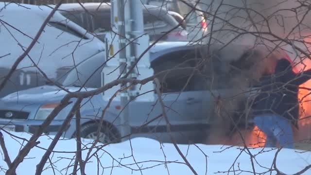 Загоревшийся автомобиль.