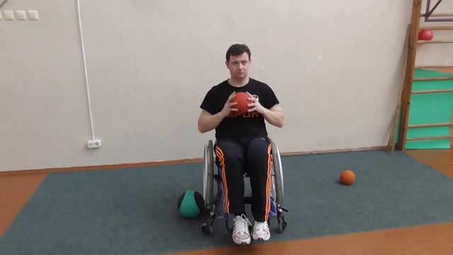 Упражнения с тяжелым мячом для спортсменов инвалидов на коляске