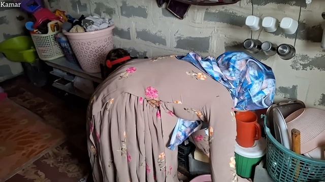 Exciting talks of a young and pregnant nomadic mother with the viewers and support of the operator