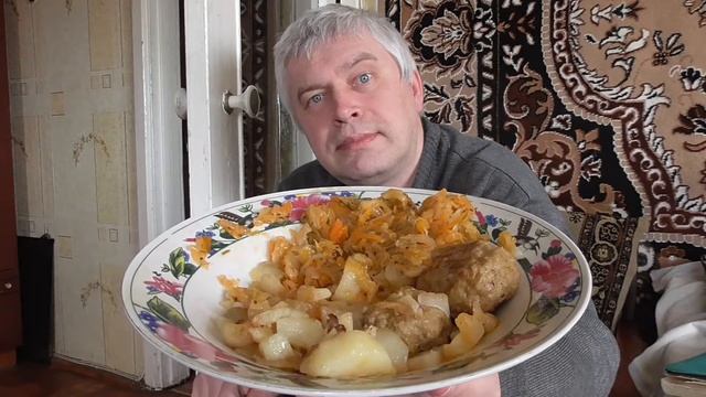На тарелке жареная картошка и котлеты, человек ужинает