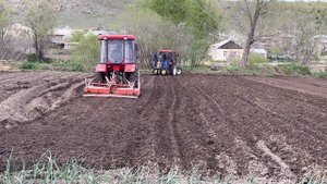 Tractor dong feng 404 and 304 in work