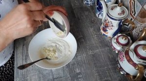 Свекольный салат с курагой и грецкими орехами с сырной заправкой.