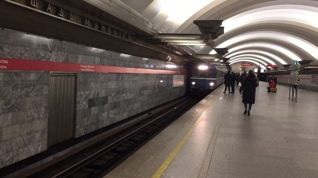 Питерский метрополитен! ЕМА-502, прибывает на станцию Площадь Мужества.