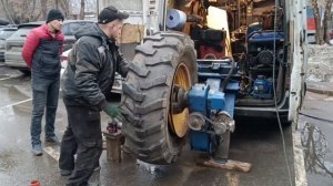 Монтаж шины экскаватора погрузчика New Holland B115B