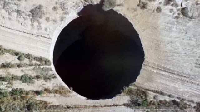 Chile sinkhole: Mysterious giant sinkhole found in Tierra Amarilla, Chile смотреть онлайн