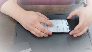 Установка защитной пленки на смартфон