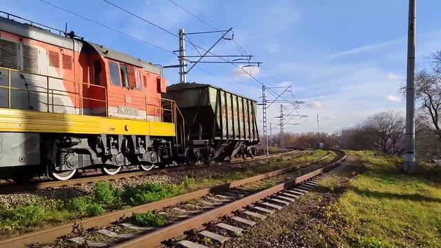 Тепловоз ЧМЭ3 - 2839 с вагоном хоппером смотреть онлайн