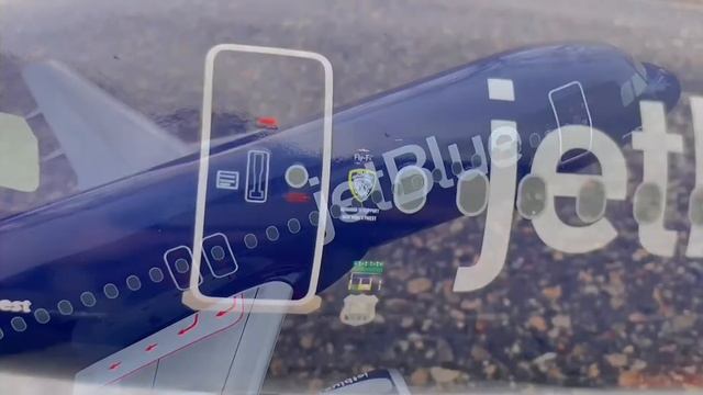 SKR8367 SKYMARKS JETBLUE A320 1/100 NYPD W/WOOD STAND & GEAR By SkyMarks Models. смотреть онлайн
