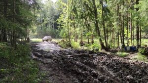Нива по глине. Нива может. УАЗик там застрял