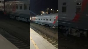 ласточка и эп2к с поездом дальнего следования на ленинградском вокзале