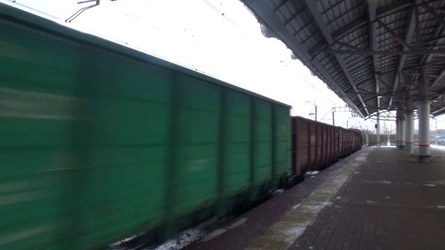 "Кругляшный!" Электровоз ВЛ10-1535 со сборным грузовым поездом, платформа Выхино