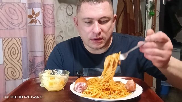 мукбанг/обжор/спагетти с сардельками,квашеная капуста/
