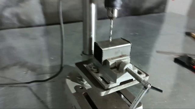 Маленький сверлильный станок, как просверлить большую трубу симметрично насквозь!? смотреть онлайн