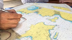 Урок навигации: как взять пеленги и найти себя на морской карте