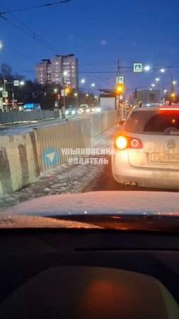 «Перекрёсток Минаева -12 сентября. Ограждение остановки,  болтается под ветром профлист»