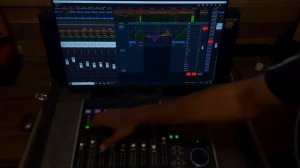 Ui24 Soundcraft com X-Touch Behringer