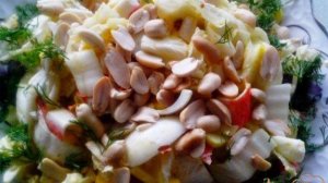 Лёгкий салат с крабовыми палочками и арахисом