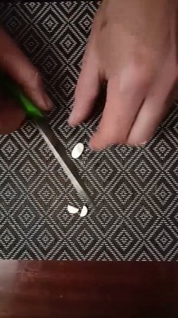 Как легко разломать таблетку пополам. (Easy way to break a pill in half)