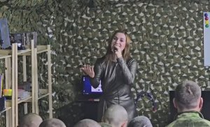 Анастасия Раинская исполняет "Любовь наполняет меня" для штурмовиков в зоне СВО