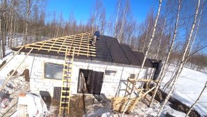 Укладка металлочерепицы на вальмовой кровле.Элементы конька.Крыша закрыта!
