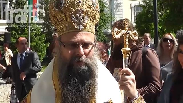 Настроение, забавление и 2 километра шествие - ВИДЕО с атмосферата за 24 май в Пловдив