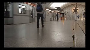 поезд метро СПБ Балтиец влетает на станцию площадь мужества 2К