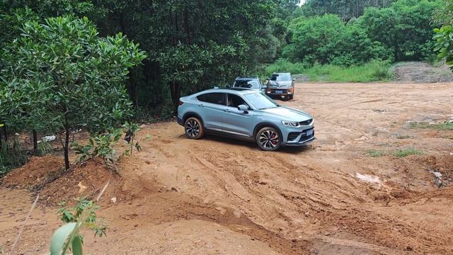 ЖЕСТКИЙ ОФФРОАД Geely Tugella 2024 (Проверка на прочность) смотреть онлайн