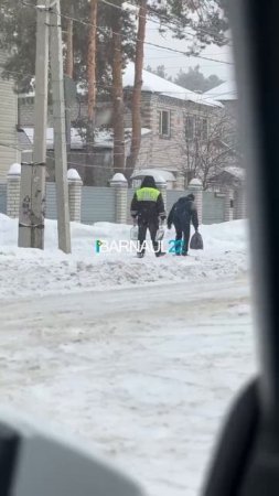 В Барнауле госавтоинспекторы помогли дедушке