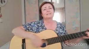 Тамара играет и поет,  моя ученица.