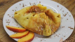 Блинчики с персиком и вареной сгущенкой