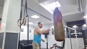 Стероидмен удары по груше в замедлении.