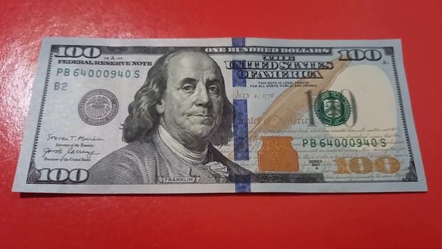 БАНКНОТА 100 ДОЛЛАРОВ № серии PB64000940S на красной поверхности 8-ого Марта - ДЕНЕЖНЫЙ ПОТОК смотреть онлайн