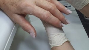 Маникюр с покрытием на возрастных руках.