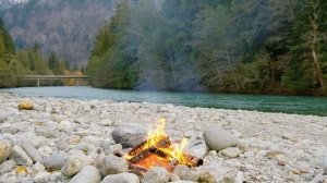 Огонь на берегу каменистой реки. Музыка огня и воды.