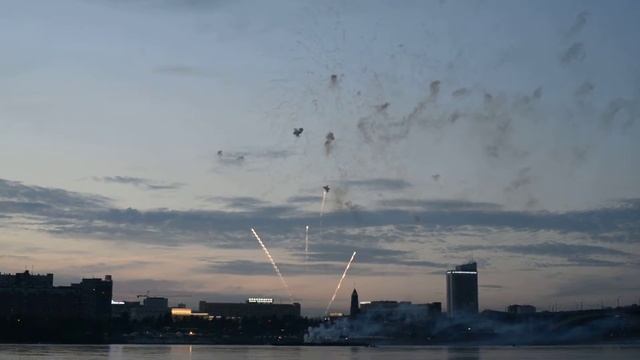 Праздничный салют в День города(Красноярск) смотреть онлайн