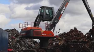 Перегружатель ATLAS 350 MH на пилоне загружает пресс ножницы