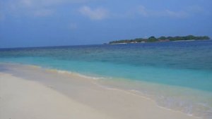 Malahini Kuda Bandos Maldives: Walking around the island