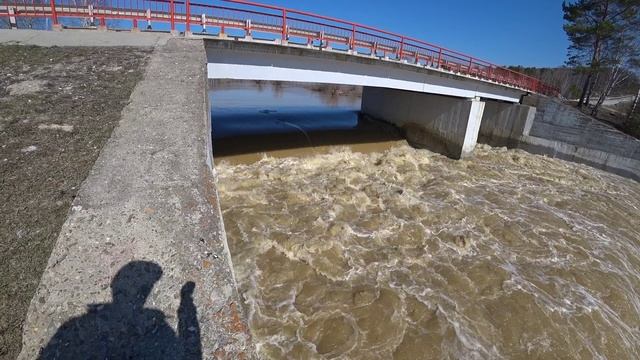 Весенний водопад на реке Суенга смотреть онлайн