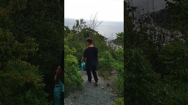 Непонятные столбы встречаются на горе в заповеднике на Чёрном море в Большом Утрише