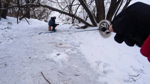 Эта безмотылка РАБОТАЕТ даже на МИКРО-РЕЧКЕ. Рыбалка зимой