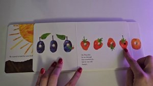 The Very Hungry Caterpillar (Очень Голодная Гусеница). Сказка для детей на английском