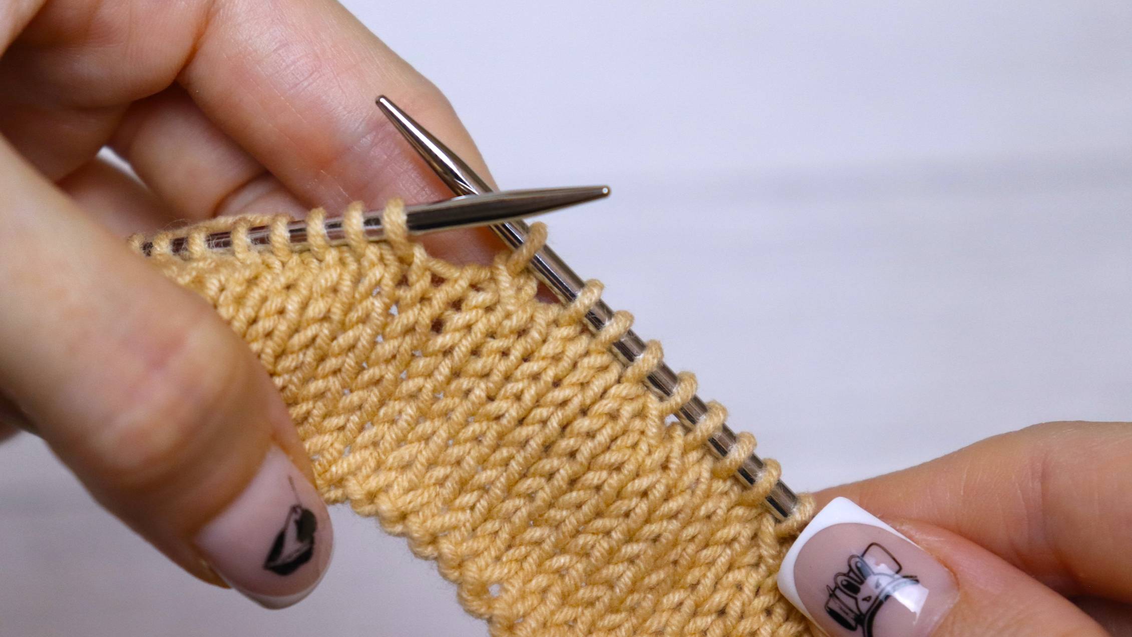 Вяжем две петли вместе лицевой с наклоном ВЛЕВО смотреть онлайн