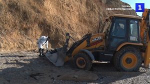 Техника помогает вывозить с пляжей Качи мешки с загрязнённым грунтом