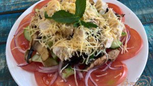 Слоеный салат с грибами и овощами